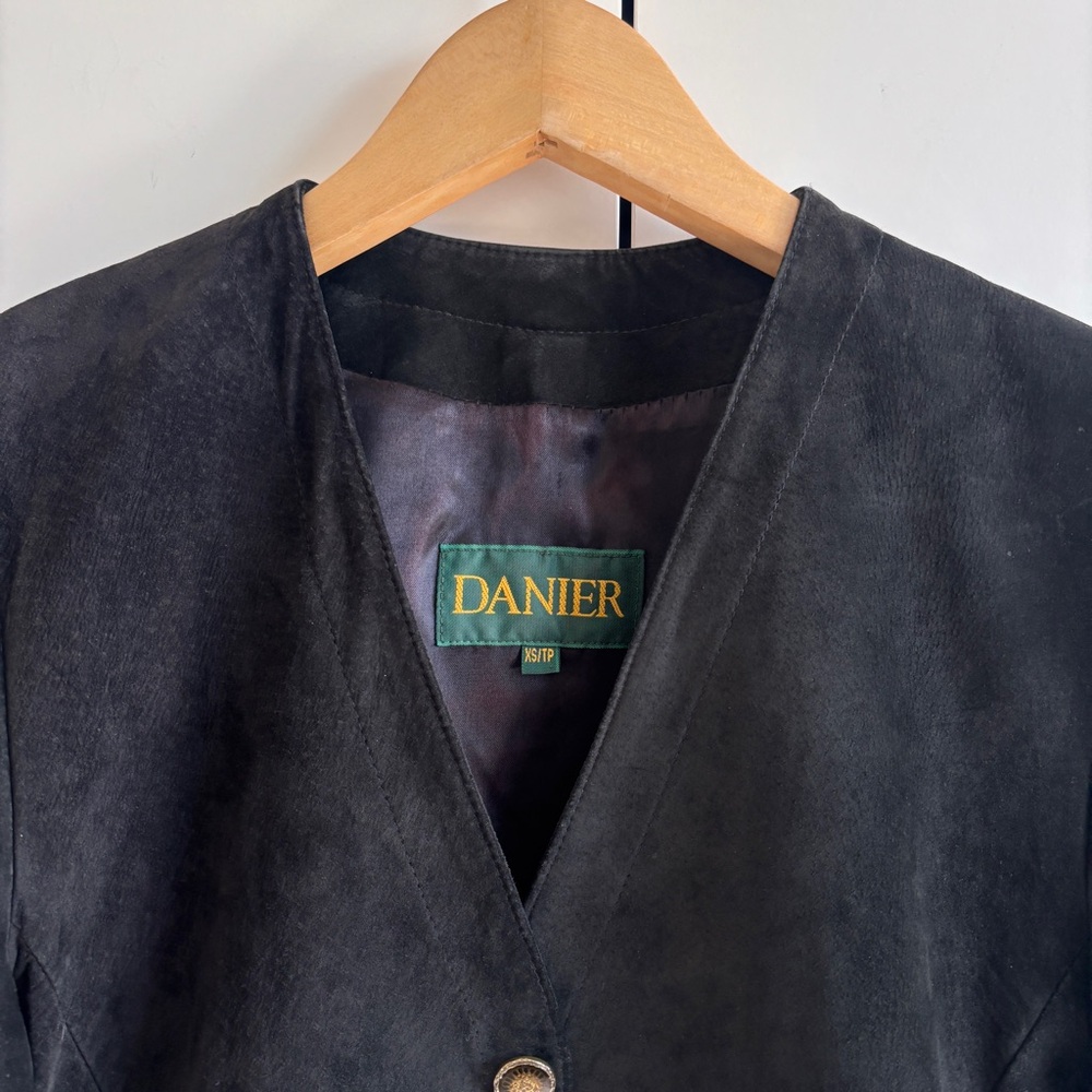 Danier Women's Elegant Black Suede Blazer - Picture 3 of 9